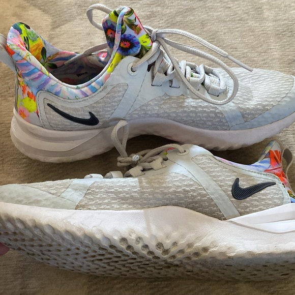 NIKE. Women’s tennis shoe. - Picture 5 of 7